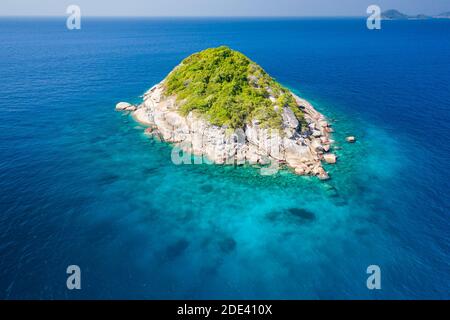 Luftaufnahme einer der Similan Inseln in Thailand im klaren Wasser der Andamanensee. Stockfoto