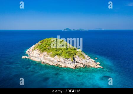 Luftaufnahme einer wunderschönen tropischen Insel umgeben von Korallenriff (Similan Inseln, Thailand) Stockfoto