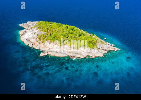 Luftaufnahme einer abgelegenen, winzigen tropischen Insel in einem klaren, warmen Ozean (Andamanensee) Stockfoto