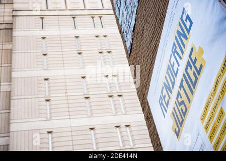 Philadelphia, Pennsylvania, USA. November 2020. Ein Spruchband mit der Aufschrift ''Rendering Justice'' auf der façade des African American Museum ist vor dem Philadelphia Internierungslager in der 7th Street und Arch Street zu sehen. Kredit: Christopher Evens/ZUMA Wire/Alamy Live Nachrichten Stockfoto