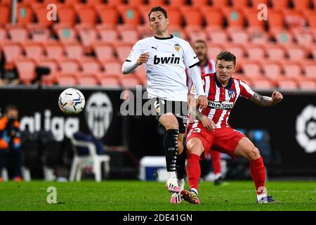 VALENCIA, SPANIEN - NOVEMBER 28: Manu Vallejo von Valencia CF, Kieran Trippier von Atletico Madrid vor dem La Liga Santander Spiel zwischen Valencia CF Stockfoto