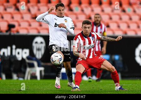 VALENCIA, SPANIEN - NOVEMBER 28: Manu Vallejo von Valencia CF, Kieran Trippier von Atletico Madrid vor dem La Liga Santander Spiel zwischen Valencia CF Stockfoto