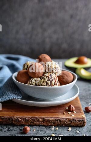 Rohe Schokolade Avocado Trüffel mit gehackten Haselnüssen Stockfoto