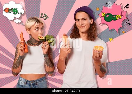 Junge Erwachsene Mann und Frau halten Essen in den Händen Stockfoto