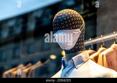 28. November 2020 - London, UK, Schwarzes Freitag Wochenende, Schaufensterpuppe mit Gesichtsmaske am Schaufenster des Charles Tyrwhitt Stores in der Regent Street während der Coronavirus-Sperre Stockfoto