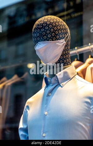 28. November 2020 - London, UK, Schwarzes Freitag Wochenende, Schaufensterpuppe mit Gesichtsmaske am Schaufenster des Charles Tyrwhitt Stores in der Regent Street während der Coronavirus-Sperre Stockfoto