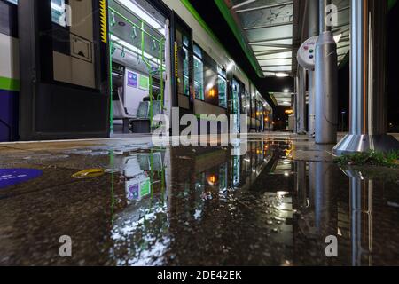 Erste Londoner Straßenbahnen Croydon Tramlink Bombardier flexible schnelle CR4000 Tram Nr. 2544 an New Addington Tram Endstation in einer dunklen Nacht. Stockfoto