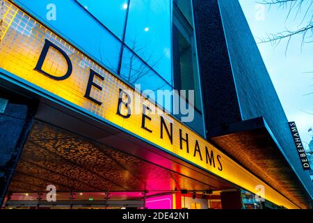 28. November 2020 - London, Großbritannien, Schwarzes Freitag Wochenende, Logo an der Fassade des Debenhams Kaufhauses in der Oxford Street Stockfoto