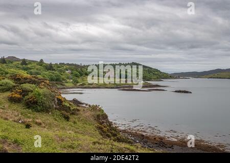 Panorama der Bucht von Dunvegan loch mit Dunvegan Schloss. Konzept: Reisen Sie nach Schottland, historische schottische Gebäude, Orte von Charme und Geheimnis Stockfoto