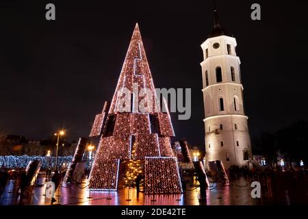 Schöner futuristischer goldener Weihnachtsbaum auf dem Vilnius Cathedral Square, Litauen, Europa, kein Markt und keine Ereignisse wegen Covid oder Coronavirus Pandemie Stockfoto