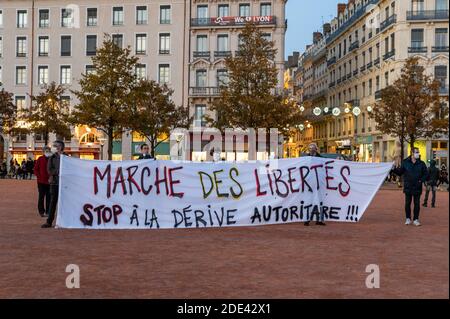 November 28 2020, Lyon, Rhône Alpes Auvergne : Protest gegen das "globale Sicherheitsgesetz" am Place Bellecour in Lyon. Bandrole prangert eine Autoritaria an Stockfoto