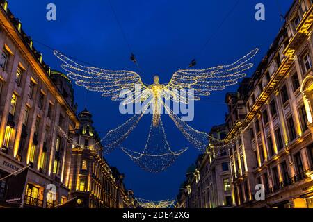 28. November 2020 - London, Großbritannien, Weihnachtsbeleuchtung auf Regent Street am Black Friday Wochenende Stockfoto