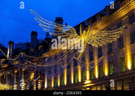 28. November 2020 - London, Großbritannien, Weihnachtsbeleuchtung auf Regent Street am Black Friday Wochenende Stockfoto
