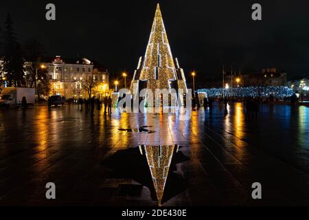 Schöner futuristischer goldener Weihnachtsbaum auf dem Vilnius Cathedral Square, Litauen, Europa, kein Markt und keine Ereignisse wegen Covid oder Coronavirus Pandemie Stockfoto