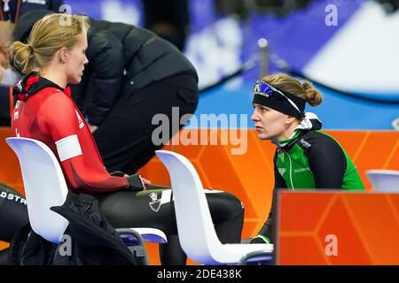 HEERENVEEN, NIEDERLANDE - NOVEMBER 28: Letitia DE JONG, Ireen WUST während des DAIKIN NK Sprint 2021 bei Thialf am 28. november 2020 in Heerenveen, Neth Stockfoto