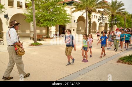 Ein Reiseleiter wartet auf seine Schüler im Alter von Jahren, im historischen Viertel, St. Augustine, FL, USA Stockfoto