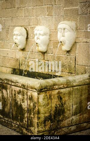 Eine Nahaufnahme der Fuente de los Canos de San Francisco Wasserauslauf Masken Brunnen Denkmal in St. Augustine, FL Stockfoto