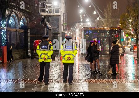 Cork, Irland. November 2020. Das Stadtzentrum von Cork war an diesem Abend sehr voll mit Leuten, die auf den Straßen tranken. Es gab eine große Garda-Präsenz, um eine Wiederholung des anti-sozialen Verhaltens am vergangenen Wochenende zu verhindern. Quelle: AG News/Alamy Live News Stockfoto