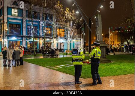 Cork, Irland. November 2020. Das Stadtzentrum von Cork war an diesem Abend sehr voll mit Leuten, die auf den Straßen tranken. Es gab eine große Garda-Präsenz, um eine Wiederholung des anti-sozialen Verhaltens am vergangenen Wochenende zu verhindern. Quelle: AG News/Alamy Live News Stockfoto