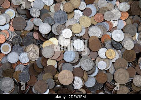 Münzen aus verschiedenen Ländern auf der ganzen Welt. Stockfoto