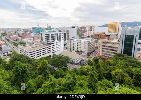 Die urbane Skyline von Kota Kinabalu, einer Stadt in Sabah, Malaysia, vom Aussichtspunkt aus gesehen. Stockfoto