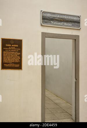 Eine Schildertafel und Deckenbeschilderung für den Eingang zum St. Photios Greek Orthodox National Shire im historischen St. Augustine, FL, USA Stockfoto