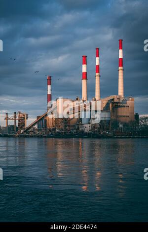 Blick auf Ravenswood Generating Station, von Roosevelt Island, New York City Stockfoto