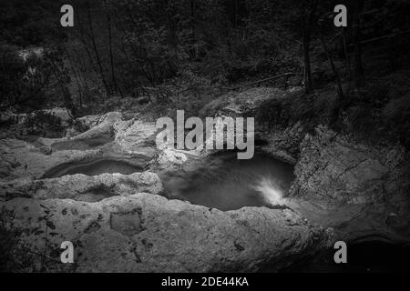 Kleine Wasserfälle und Pools aus transparentem und kristallklarem Wasser in Ein Stream Stockfoto