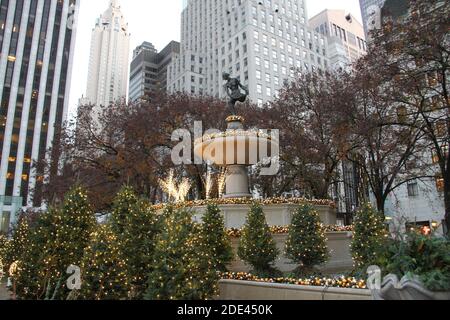 New York, USA. November 2020. (NEU) Weihnachtsdekoration im Grand Army Plaza in New York. 28. November 2020, New York, USA: Weihnachtsdekorationen auf dem Grand Army Plaza zwischen Apple Store und Plaza Hotel in der 5th Avenue New York, die viele New Yorker und Touristen anziehen, die die Gelegenheit nutzen, Fotos zu machen.Quelle: Niyi Fote /Thenews2. Quelle: Niyi Fote/TheNEWS2/ZUMA Wire/Alamy Live News Stockfoto