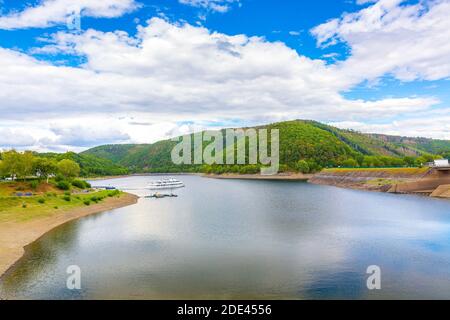 Paulushofdamm und Rursee an einem schönen Sommertag. Stockfoto