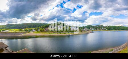 Rurberg und Rursee an einem schönen Tag im Sommer. Touristisches Wahrzeichen für Radfahrer, Wassersport und Hyking-Aktivitäten. Stockfoto