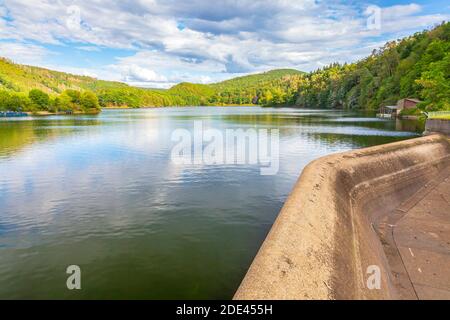 Paulushofdamm und Obersee an einem schönen Sommertag. Stockfoto