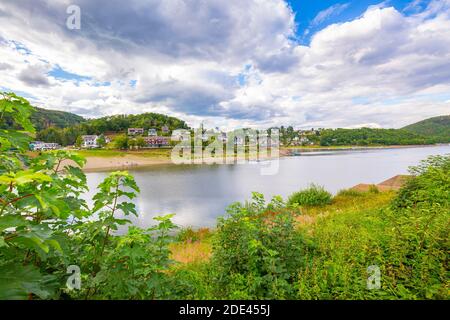 Rurberg und Rursee an einem schönen Tag im Sommer. Touristisches Wahrzeichen für Radfahrer, Wassersport und Hyking-Aktivitäten. Stockfoto