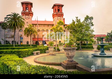 Das Lightner Museum befindet sich im ehemaligen Alcazar Hotel, einem architektonischen Meisterwerk der spanischen Renaissance, zusammen mit dem Rathaus in St. Augustine, FL Stockfoto