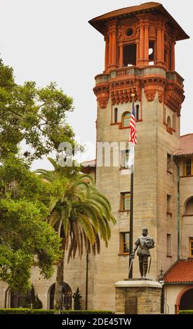 Das Lightner Museum befindet sich im ehemaligen Alcazar Hotel, einem architektonischen Meisterwerk der spanischen Renaissance, zusammen mit dem Rathaus in St. Augustine, FL Stockfoto