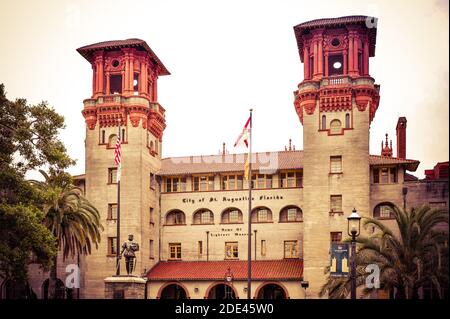 Das Lightner Museum befindet sich im ehemaligen Alcazar Hotel, einem architektonischen Meisterwerk der spanischen Renaissance, zusammen mit dem Rathaus in St. Augustine, FL Stockfoto