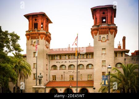 Das Lightner Museum befindet sich im ehemaligen Alcazar Hotel, einem architektonischen Meisterwerk der spanischen Renaissance, zusammen mit dem Rathaus in St. Augustine, FL Stockfoto