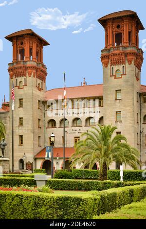 Das Lightner Museum befindet sich im ehemaligen Alcazar Hotel, einem architektonischen Meisterwerk der spanischen Renaissance, zusammen mit dem Rathaus in St. Augustine, FL Stockfoto