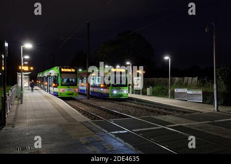 Erste Londoner Straßenbahnen Croydon Tramlink Bombardier flexible schnelle CR4000 Straßenbahnen fahren an der King Henry's Drive Straßenbahnhaltestelle, Croydon, London Stockfoto