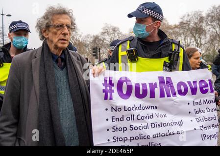 Piers Corbyn führt einen Anti-Lockdown-protestmarsch im Hyde Park, London, Großbritannien, mit einem Banner unserer Bewegung, mit einem Polizisten in Gesichtsmaske Stockfoto