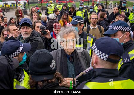 Piers Corbyn führt in London, Großbritannien, einen protestmarsch gegen die Blockierung an, der von der Polizei umgeben ist. Große illegale Zusammenkunft von Demonstranten ohne Masken Stockfoto