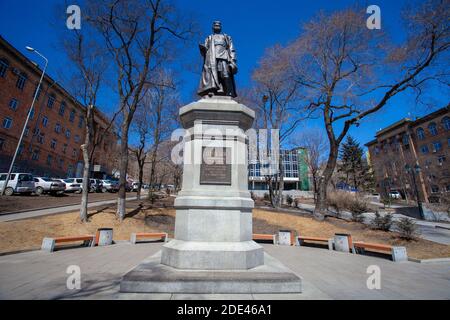 Herbst 2013 - Wladiwostok, Primorsky Region - Denkmal für Sergei Lazo auf dem Theaterplatz. Stockfoto