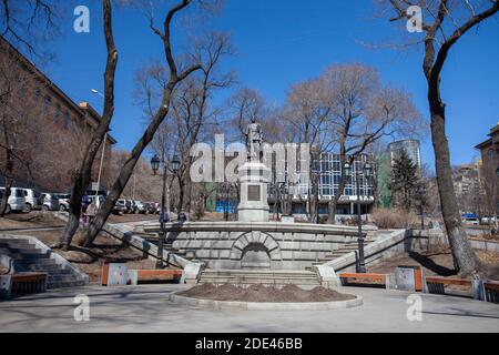 Herbst 2013 - Wladiwostok, Primorsky Region - Denkmal für Sergei Lazo auf dem Theaterplatz. Stockfoto