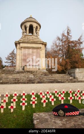 Helensburgh war Memorial mit Gedenkkreuzen und Glengarry Stockfoto