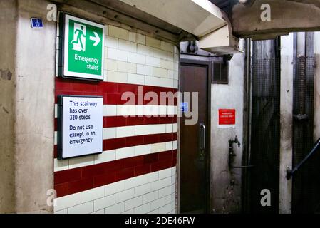 Das Innere der Hampstead U-Bahn-Station, am tiefsten auf dem Londoner U-Bahn-System, mit Schild Warnung 320 Schritte sollte nur im Notfall verwendet werden. Stockfoto