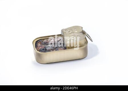 Nahaufnahme einer offenen Dose von Sardinen isoliert auf weißem Hintergrund. Sardine aus der Dose. Stockfoto