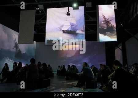 Moskau, Russland. November 2020. Am 28. November 2020 sehen die Menschen die immersive Multimedia-Ausstellung "I Aivazovsky" bei Artplay Media in Moskau, Russland. Das Projekt "I Aivazovsky", das eine multimediale Ausstellung und ein fernsehspiel kombiniert, führt die Zuschauer durch das Leben des russischen Malers Iwan Aivazovsky. Quelle: Maxim Chernavsky/Xinhua/Alamy Live News Stockfoto