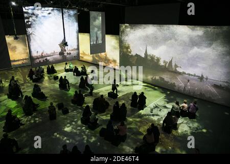 Moskau, Russland. November 2020. Am 28. November 2020 sehen die Menschen die immersive Multimedia-Ausstellung "I Aivazovsky" bei Artplay Media in Moskau, Russland. Das Projekt "I Aivazovsky", das eine multimediale Ausstellung und ein fernsehspiel kombiniert, führt die Zuschauer durch das Leben des russischen Malers Iwan Aivazovsky. Quelle: Maxim Chernavsky/Xinhua/Alamy Live News Stockfoto