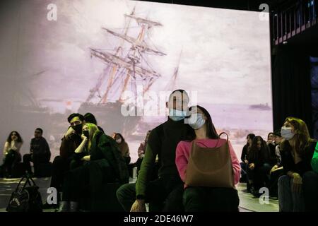 Moskau, Russland. November 2020. Am 28. November 2020 sehen die Menschen die immersive Multimedia-Ausstellung "I Aivazovsky" bei Artplay Media in Moskau, Russland. Das Projekt "I Aivazovsky", das eine multimediale Ausstellung und ein fernsehspiel kombiniert, führt die Zuschauer durch das Leben des russischen Malers Iwan Aivazovsky. Quelle: Maxim Chernavsky/Xinhua/Alamy Live News Stockfoto