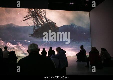 Moskau, Russland. November 2020. Am 28. November 2020 sehen die Menschen die immersive Multimedia-Ausstellung "I Aivazovsky" bei Artplay Media in Moskau, Russland. Das Projekt "I Aivazovsky", das eine multimediale Ausstellung und ein fernsehspiel kombiniert, führt die Zuschauer durch das Leben des russischen Malers Iwan Aivazovsky. Quelle: Maxim Chernavsky/Xinhua/Alamy Live News Stockfoto